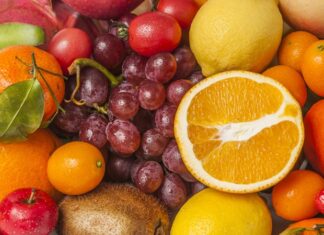 Son yıllarda beslenme alışkanlıklarında dikkat çeken değişimlerden biri, tüketicilerin gıdanın kaynağına daha fazla önem vermesi oldu. Bu dönüşümün merkezinde ise yerel ve organik meyveler yer alıyor. İnsanlar artık yalnızca meyvenin tadına değil, nasıl üretildiğine, nereden geldiğine ve hangi koşullarda sofraya ulaştığına da bakıyor. Bu yaklaşım, hem bireysel tercihlerde hem de toplumsal tüketim alışkanlıklarında belirgin bir fark yaratıyor. Konulu bir haber görseli.