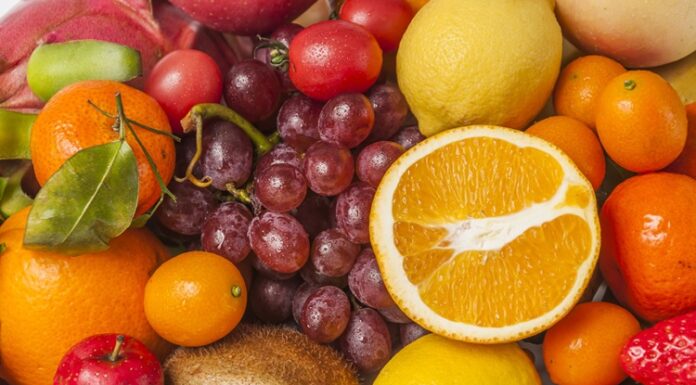 Yerel Ve Organik Meyveler İle Doğal Beslenmede Yeni Dönem Son yıllarda beslenme alışkanlıklarında dikkat çeken değişimlerden biri, tüketicilerin gıdanın kaynağına daha fazla önem vermesi oldu. Bu dönüşümün merkezinde ise yerel ve organik meyveler yer alıyor. İnsanlar artık yalnızca meyvenin tadına değil, nasıl üretildiğine, nereden geldiğine ve hangi koşullarda sofraya ulaştığına da bakıyor. Bu yaklaşım, hem bireysel tercihlerde hem de toplumsal tüketim alışkanlıklarında belirgin bir fark yaratıyor. Konulu bir haber görseli.