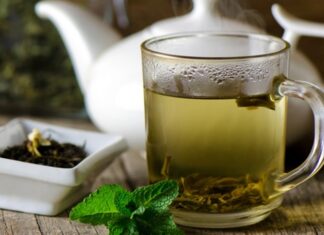 Yeşil çay, yüzyıllardır farklı kültürlerde hem günlük bir içecek hem de doğal yaşamın önemli bir parçası olarak tüketiliyor. Özellikle Asya kültürlerinde köklü bir geçmişe sahip olan yeşil çay, günümüzde modern yaşamın sağlıklı içecek arayışları içinde yeniden ön plana çıkmış durumda. Doğal yapısı, kendine özgü aroması ve sade içimi sayesinde yeşil çay, geniş bir tüketici kitlesine hitap ediyor. Konulu bir haber görseli.