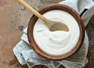 Geleneksel mutfağın en köklü ürünlerinden biri olan yoğurt, hem lezzeti hem de sağlığa olan katkılarıyla sofralardaki yerini korumaya devam ediyor. Yüzyıllardır tüketilen bu fermente süt ürünü, modern beslenme trendleriyle birlikte yeniden yükselişe geçmiş durumda. Artan sağlık bilinci, doğal ürünlere yönelim ve probiyotik besinlere olan ilgi, yoğurt tüketimini son yıllarda belirgin biçimde artırdı. Konulu bir haber görseli.