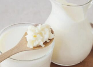 Yoğurt ve kefir, yüzyıllardır Anadolu mutfağının temel taşları arasında yer alırken günümüzde modern beslenme anlayışının da vazgeçilmez ürünleri haline geldi. Özellikle yoğurt ve kefir, doğal fermantasyon süreçleri sayesinde hem lezzet hem de besin değeri açısından öne çıkıyor. Son yıllarda sağlıklı yaşam trendlerinin yükselmesiyle birlikte bu iki fermente süt ürünü, sadece geleneksel sofralarda değil, sporcu beslenmesinden diyet listelerine kadar geniş bir alanda tüketiliyor. Konulu bir haber görseli.