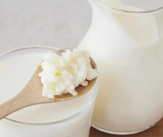 Yoğurt ve Kefir Geleneksel Lezzetlerden Modern Beslenmeye Uzanan Yol Yoğurt ve kefir, yüzyıllardır Anadolu mutfağının temel taşları arasında yer alırken günümüzde modern beslenme anlayışının da vazgeçilmez ürünleri haline geldi. Özellikle yoğurt ve kefir, doğal fermantasyon süreçleri sayesinde hem lezzet hem de besin değeri açısından öne çıkıyor. Son yıllarda sağlıklı yaşam trendlerinin yükselmesiyle birlikte bu iki fermente süt ürünü, sadece geleneksel sofralarda değil, sporcu beslenmesinden diyet listelerine kadar geniş bir alanda tüketiliyor. Konulu bir haber görseli.