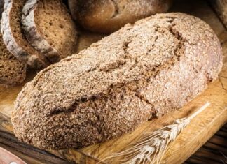 Anadolu’nun zengin mutfak kültürü, yüzyıllar boyunca farklı iklimler, coğrafyalar ve yaşam biçimleriyle şekillenmiş durumda. Bu kültürel birikimin en güçlü sembollerinden biri ise yöresel ekmekler olarak öne çıkıyor. Her bölgenin kendi buğdayı, unu, pişirme yöntemi ve gelenekleriyle ortaya çıkan bu ekmekler, yalnızca bir besin değil aynı zamanda kültürel bir miras niteliği taşıyor. Günümüzde modern fırıncılık yaygınlaşsa da, yöresel ekmeklere olan ilgi giderek artıyor. Konulu bir haber görseli.