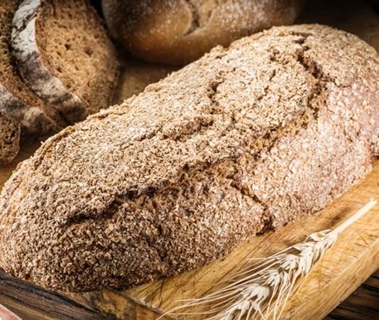 Anadolu’nun zengin mutfak kültürü, yüzyıllar boyunca farklı iklimler, coğrafyalar ve yaşam biçimleriyle şekillenmiş durumda. Bu kültürel birikimin en güçlü sembollerinden biri ise yöresel ekmekler olarak öne çıkıyor. Her bölgenin kendi buğdayı, unu, pişirme yöntemi ve gelenekleriyle ortaya çıkan bu ekmekler, yalnızca bir besin değil aynı zamanda kültürel bir miras niteliği taşıyor. Günümüzde modern fırıncılık yaygınlaşsa da, yöresel ekmeklere olan ilgi giderek artıyor. Konulu bir haber görseli.