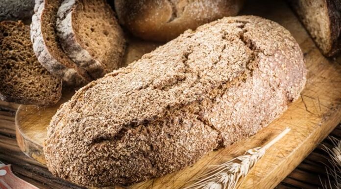 Anadolu’nun zengin mutfak kültürü, yüzyıllar boyunca farklı iklimler, coğrafyalar ve yaşam biçimleriyle şekillenmiş durumda. Bu kültürel birikimin en güçlü sembollerinden biri ise yöresel ekmekler olarak öne çıkıyor. Her bölgenin kendi buğdayı, unu, pişirme yöntemi ve gelenekleriyle ortaya çıkan bu ekmekler, yalnızca bir besin değil aynı zamanda kültürel bir miras niteliği taşıyor. Günümüzde modern fırıncılık yaygınlaşsa da, yöresel ekmeklere olan ilgi giderek artıyor. Konulu bir haber görseli.