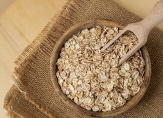 Son yıllarda beslenme alışkanlıklarında yaşanan değişimle birlikte yulaf tüketimi, sağlıklı yaşam arayışında olan bireylerin öncelikli tercihleri arasında yer almaya başladı. Lif oranı yüksek, doyurucu ve farklı tariflere uyarlanabilir yapısıyla yulaf, hem geleneksel hem de modern mutfaklarda kendine sağlam bir yer edinmiş durumda. Özellikle kahvaltı kültürünün dönüşmesi, yulafın günlük beslenmede daha görünür olmasını sağladı. Konulu bir haber görseli.