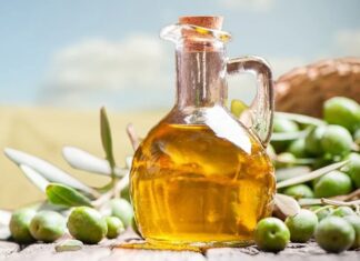 Anadolu mutfağının temel taşlarından biri olan zeytinyağı, yalnızca bir yağ türü değil, aynı zamanda kültürel bir miras olarak kabul ediliyor. Yüzyıllardır Akdeniz coğrafyasında üretilen ve tüketilen zeytinyağı, günümüzde de sofraların vazgeçilmez unsurları arasında yer alıyor. Hem geleneksel mutfaklarda hem de modern beslenme anlayışında kendine güçlü bir yer edinmiş durumda. Konulu bir haber görseli.