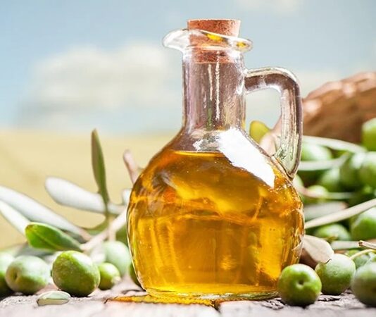 Anadolu mutfağının temel taşlarından biri olan zeytinyağı, yalnızca bir yağ türü değil, aynı zamanda kültürel bir miras olarak kabul ediliyor. Yüzyıllardır Akdeniz coğrafyasında üretilen ve tüketilen zeytinyağı, günümüzde de sofraların vazgeçilmez unsurları arasında yer alıyor. Hem geleneksel mutfaklarda hem de modern beslenme anlayışında kendine güçlü bir yer edinmiş durumda. Konulu bir haber görseli.