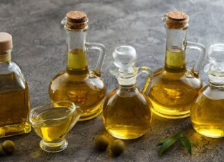 Günümüzde beslenme alışkanlıkları değiştikçe kullanılan yağ türleri de daha fazla tartışılır hale geliyor. Özellikle zeytinyağı ve farklı bitkisel yağlar, hem ev mutfaklarında hem de gıda sektöründe önemli bir yere sahip. Yağ seçimi artık yalnızca lezzetle değil, üretim yöntemi, içerik ve kullanım alanlarıyla birlikte değerlendiriliyor. Bu durum, tüketicilerin bilinçli tercihler yapmasını beraberinde getiriyor. Konulu bir haber görseli.