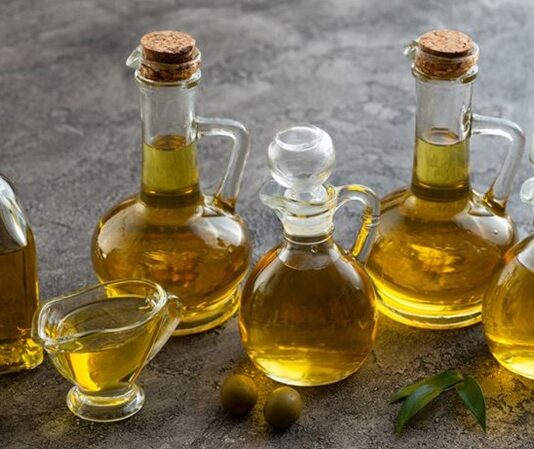 Günümüzde beslenme alışkanlıkları değiştikçe kullanılan yağ türleri de daha fazla tartışılır hale geliyor. Özellikle zeytinyağı ve farklı bitkisel yağlar, hem ev mutfaklarında hem de gıda sektöründe önemli bir yere sahip. Yağ seçimi artık yalnızca lezzetle değil, üretim yöntemi, içerik ve kullanım alanlarıyla birlikte değerlendiriliyor. Bu durum, tüketicilerin bilinçli tercihler yapmasını beraberinde getiriyor. Konulu bir haber görseli.