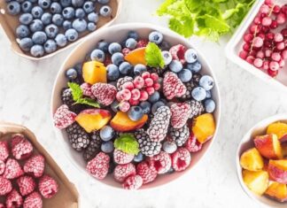 Günümüzde sağlıklı ve pratik beslenme arayışı arttıkça, dondurulmuş meyve ürünleri de sofralarda daha sık yer almaya başladı. Mevsim dışı meyvelere erişimi kolaylaştıran bu yöntem, hem zamandan tasarruf sağlıyor hem de besin değerlerinin büyük ölçüde korunmasına imkân tanıyor. Özellikle yoğun şehir yaşamında taze meyveye her zaman ulaşamayan bireyler için dondurulmuş meyveler önemli bir alternatif olarak öne çıkıyor. Konulu bir haber görseli.