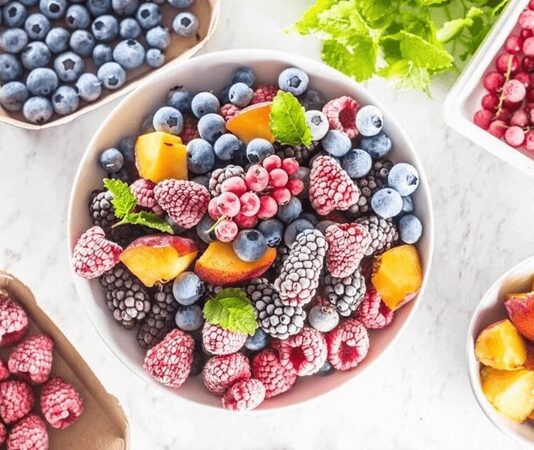 Günümüzde sağlıklı ve pratik beslenme arayışı arttıkça, dondurulmuş meyve ürünleri de sofralarda daha sık yer almaya başladı. Mevsim dışı meyvelere erişimi kolaylaştıran bu yöntem, hem zamandan tasarruf sağlıyor hem de besin değerlerinin büyük ölçüde korunmasına imkân tanıyor. Özellikle yoğun şehir yaşamında taze meyveye her zaman ulaşamayan bireyler için dondurulmuş meyveler önemli bir alternatif olarak öne çıkıyor. Konulu bir haber görseli.