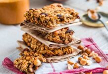 Günümüzde yoğun tempo, düzensiz öğünler ve hareketli yaşam tarzı, beslenme alışkanlıklarını önemli ölçüde dönüştürüyor. Özellikle ara öğün ihtiyacının artmasıyla birlikte enerji barları, hem pratik tüketim imkânı sunması hem de besleyici içeriğiyle öne çıkıyor. Spor yapanlardan masa başı çalışanlara kadar geniş bir kitleye hitap eden bu ürünler, doğru içerikle tercih edildiğinde günlük beslenmenin tamamlayıcı bir parçası haline geliyor. Konulu bir haber görseli.