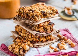 Günümüzde yoğun tempo, düzensiz öğünler ve hareketli yaşam tarzı, beslenme alışkanlıklarını önemli ölçüde dönüştürüyor. Özellikle ara öğün ihtiyacının artmasıyla birlikte enerji barları, hem pratik tüketim imkânı sunması hem de besleyici içeriğiyle öne çıkıyor. Spor yapanlardan masa başı çalışanlara kadar geniş bir kitleye hitap eden bu ürünler, doğru içerikle tercih edildiğinde günlük beslenmenin tamamlayıcı bir parçası haline geliyor. Konulu bir haber görseli.