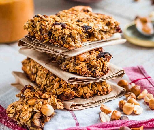 Günümüzde yoğun tempo, düzensiz öğünler ve hareketli yaşam tarzı, beslenme alışkanlıklarını önemli ölçüde dönüştürüyor. Özellikle ara öğün ihtiyacının artmasıyla birlikte enerji barları, hem pratik tüketim imkânı sunması hem de besleyici içeriğiyle öne çıkıyor. Spor yapanlardan masa başı çalışanlara kadar geniş bir kitleye hitap eden bu ürünler, doğru içerikle tercih edildiğinde günlük beslenmenin tamamlayıcı bir parçası haline geliyor. Konulu bir haber görseli.