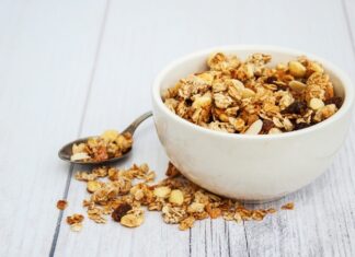Granola ve müsli, son yıllarda sağlıklı yaşam ve dengeli beslenme trendlerinin güçlenmesiyle birlikte sofralarda daha sık yer almaya başladı. Özellikle güne enerjik başlamak isteyen bireyler için bu ürünler, pratikliği ve besleyici içeriğiyle dikkat çekiyor. Kahvaltıdan ara öğünlere kadar geniş bir kullanım alanına sahip olan granola ve müsli, modern beslenme anlayışının önemli bir parçası haline gelmiş durumda. Konulu bir haber görseli.