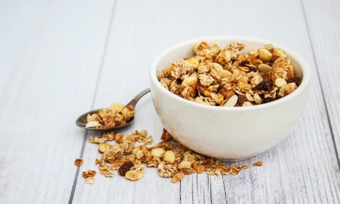 Granola ve Müsli Sağlıklı Beslenme Alışkanlıklarının Yükselen Yıldızı Granola ve müsli, son yıllarda sağlıklı yaşam ve dengeli beslenme trendlerinin güçlenmesiyle birlikte sofralarda daha sık yer almaya başladı. Özellikle güne enerjik başlamak isteyen bireyler için bu ürünler, pratikliği ve besleyici içeriğiyle dikkat çekiyor. Kahvaltıdan ara öğünlere kadar geniş bir kullanım alanına sahip olan granola ve müsli, modern beslenme anlayışının önemli bir parçası haline gelmiş durumda. Konulu bir haber görseli.