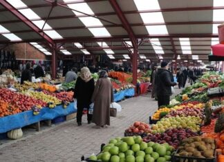 Haftalık sebze meyve pazarı, şehir yaşamının hızına rağmen geleneksel alışveriş kültürünü ayakta tutan önemli alanlardan biri olarak öne çıkıyor. Her hafta belirli günlerde kurulan bu pazarlar, taze ürünlere doğrudan ulaşma imkânı sunarken aynı zamanda sosyal bir buluşma noktası olma özelliğini de sürdürüyor. Haftalık sebze meyve pazarı, yalnızca alışveriş yapılan bir alan değil, üretici ile tüketici arasındaki bağın kurulduğu canlı bir ekosistem olarak değerlendiriliyor. Konulu bir haber görseli.