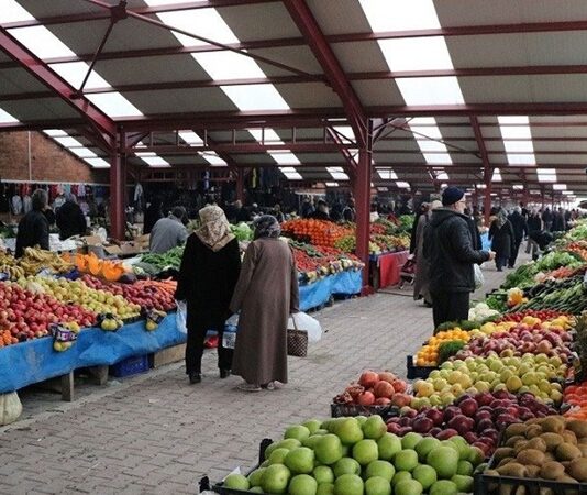 Haftalık sebze meyve pazarı, şehir yaşamının hızına rağmen geleneksel alışveriş kültürünü ayakta tutan önemli alanlardan biri olarak öne çıkıyor. Her hafta belirli günlerde kurulan bu pazarlar, taze ürünlere doğrudan ulaşma imkânı sunarken aynı zamanda sosyal bir buluşma noktası olma özelliğini de sürdürüyor. Haftalık sebze meyve pazarı, yalnızca alışveriş yapılan bir alan değil, üretici ile tüketici arasındaki bağın kurulduğu canlı bir ekosistem olarak değerlendiriliyor. Konulu bir haber görseli.