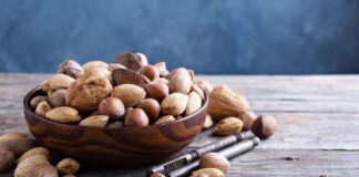 Kabuklu kuruyemişler, yüzyıllardır hem günlük beslenmenin hem de özel sofraların vazgeçilmez parçaları arasında yer alıyor. Antep fıstığı, ceviz, fındık, badem ve yer fıstığı gibi ürünler, yalnızca atıştırmalık olarak değil, aynı zamanda mutfak kültürünün önemli tamamlayıcıları olarak öne çıkıyor. Günümüzde artan sağlıklı beslenme bilinciyle birlikte kabuklu kuruyemişler, doğal ve besleyici yapıları sayesinde daha fazla ilgi görüyor. Konulu bir haber görseli.