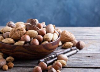 Kabuklu kuruyemişler, yüzyıllardır hem günlük beslenmenin hem de özel sofraların vazgeçilmez parçaları arasında yer alıyor. Antep fıstığı, ceviz, fındık, badem ve yer fıstığı gibi ürünler, yalnızca atıştırmalık olarak değil, aynı zamanda mutfak kültürünün önemli tamamlayıcıları olarak öne çıkıyor. Günümüzde artan sağlıklı beslenme bilinciyle birlikte kabuklu kuruyemişler, doğal ve besleyici yapıları sayesinde daha fazla ilgi görüyor. Konulu bir haber görseli.