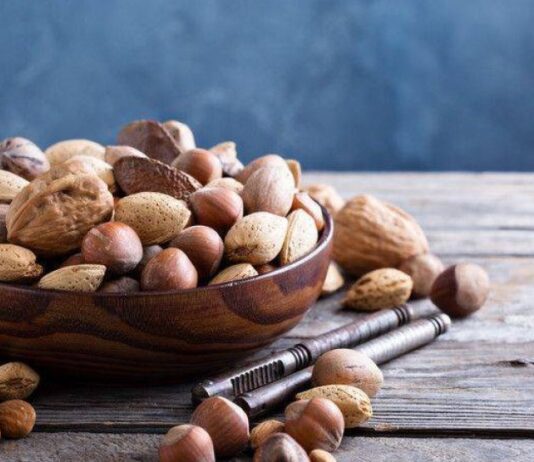 Kabuklu kuruyemişler, yüzyıllardır hem günlük beslenmenin hem de özel sofraların vazgeçilmez parçaları arasında yer alıyor. Antep fıstığı, ceviz, fındık, badem ve yer fıstığı gibi ürünler, yalnızca atıştırmalık olarak değil, aynı zamanda mutfak kültürünün önemli tamamlayıcıları olarak öne çıkıyor. Günümüzde artan sağlıklı beslenme bilinciyle birlikte kabuklu kuruyemişler, doğal ve besleyici yapıları sayesinde daha fazla ilgi görüyor. Konulu bir haber görseli.