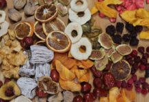 Kuru meyveler, geleneksel mutfak kültürünün vazgeçilmez parçalarından biri olmasının yanı sıra günümüzde sağlıklı beslenme trendlerinin de merkezinde yer alıyor. Taze meyvelerin kurutulmasıyla elde edilen bu ürünler, hem uzun raf ömrü hem de yoğun besin değeri sayesinde tüketiciler tarafından giderek daha fazla tercih ediliyor. Özellikle şehir yaşamında pratik atıştırmalık ihtiyacını karşılayan kuru meyveler, doğal içerikleriyle dikkat çekiyor. Konulu bir haber görseli.