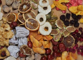 Kuru meyveler, geleneksel mutfak kültürünün vazgeçilmez parçalarından biri olmasının yanı sıra günümüzde sağlıklı beslenme trendlerinin de merkezinde yer alıyor. Taze meyvelerin kurutulmasıyla elde edilen bu ürünler, hem uzun raf ömrü hem de yoğun besin değeri sayesinde tüketiciler tarafından giderek daha fazla tercih ediliyor. Özellikle şehir yaşamında pratik atıştırmalık ihtiyacını karşılayan kuru meyveler, doğal içerikleriyle dikkat çekiyor. Konulu bir haber görseli.