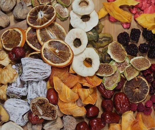 Kuru meyveler, geleneksel mutfak kültürünün vazgeçilmez parçalarından biri olmasının yanı sıra günümüzde sağlıklı beslenme trendlerinin de merkezinde yer alıyor. Taze meyvelerin kurutulmasıyla elde edilen bu ürünler, hem uzun raf ömrü hem de yoğun besin değeri sayesinde tüketiciler tarafından giderek daha fazla tercih ediliyor. Özellikle şehir yaşamında pratik atıştırmalık ihtiyacını karşılayan kuru meyveler, doğal içerikleriyle dikkat çekiyor. Konulu bir haber görseli.