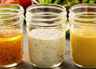 Salata, uzun yıllardır sağlıklı beslenmenin en temel parçalarından biri olarak görülüyor. Ancak günümüzde salatayı sıradan bir yeşillik karışımı olmaktan çıkaran en önemli unsur, hiç kuşkusuz salata sosları oluyor. Doğru seçilen bir sos, basit malzemelerden oluşan bir tabağı hem besleyici hem de damak zevkine hitap eden güçlü bir öğüne dönüştürebiliyor. Bu nedenle salata sosları, yalnızca lezzet değil, aynı zamanda beslenme alışkanlıklarını da doğrudan etkileyen bir unsur olarak öne çıkıyor. Konulu bir haber görseli.