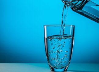 Su, yaşamın temel unsurlarından biri olarak insan hayatının merkezinde yer alıyor. Günlük hayatta tüketilen suyun kaynağı, içeriği ve kullanım amacı ise giderek daha fazla önem kazanıyor. Bu noktada su çeşitleri, yalnızca bir içecek tercihi değil, aynı zamanda sağlık, çevre ve yaşam tarzı ile doğrudan ilişkili bir konu olarak öne çıkıyor. Doğal kaynaklardan elde edilen sulardan arıtılmış seçeneklere kadar uzanan bu çeşitlilik, tüketicilerin bilinçli seçimler yapmasını gerekli kılıyor. Konulu bir haber görseli.