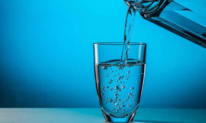 Su, yaşamın temel unsurlarından biri olarak insan hayatının merkezinde yer alıyor. Günlük hayatta tüketilen suyun kaynağı, içeriği ve kullanım amacı ise giderek daha fazla önem kazanıyor. Bu noktada su çeşitleri, yalnızca bir içecek tercihi değil, aynı zamanda sağlık, çevre ve yaşam tarzı ile doğrudan ilişkili bir konu olarak öne çıkıyor. Doğal kaynaklardan elde edilen sulardan arıtılmış seçeneklere kadar uzanan bu çeşitlilik, tüketicilerin bilinçli seçimler yapmasını gerekli kılıyor. Konulu bir haber görseli.